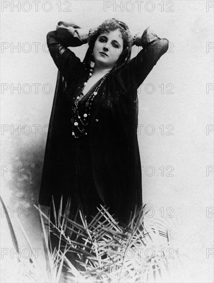 Clara Ward - Princesse de Caraman-Chimay

Dame der Gesellschaft
verkleidet als Araberin
- undatiert

Originalaufnahme im Archiv von ullstein bild