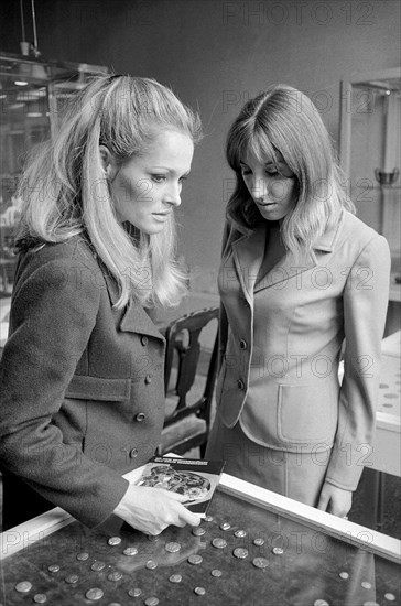 Ursula Andress et sa soeur Gisela, 1966