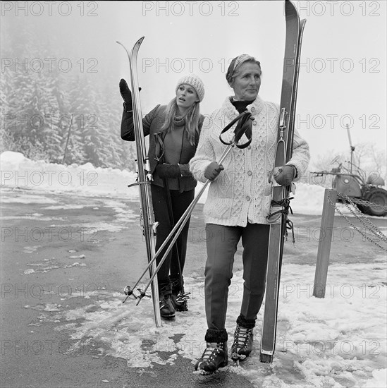 Ursula Andress et sa mère, 1970