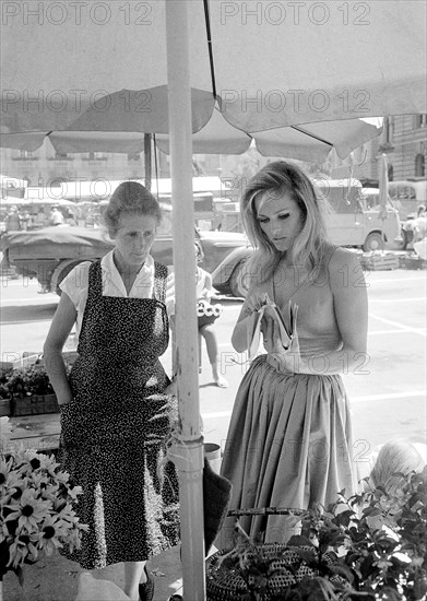 Ursula Andress et sa mère, 1965