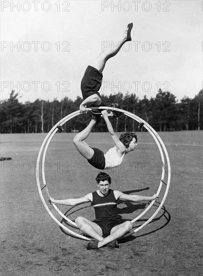 Gymnastes s'entraînant à la roue allemande, 1930