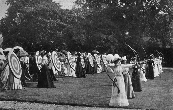 Femmes s'exerçant au tir à l'arc, 1899