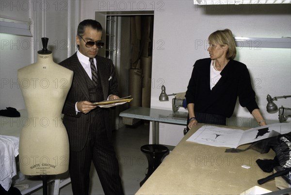 Lagerfeld, Karl - Modedesigner, mit seiner Assistentin Rosemarie Legalais