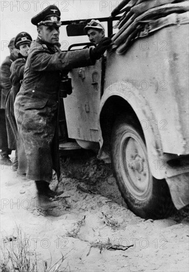 Rommel, Erwin 1891-1944
Officer, general field marshall, germany
commander of the german africa corps Feb.41-March 43 (WWII) - Ofensive direction El Ghasala from Jan. 42 on: Col. Gen. Rommel helps to push his command post vehicle which got stuck in the des