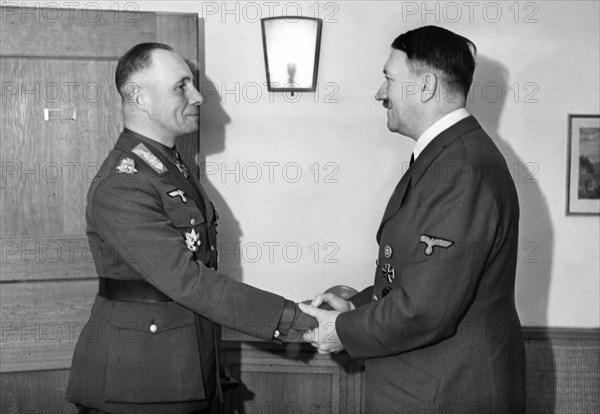 Hitler, Adolf - Politician, NSDAP, Germany
*20.04.1889-30.04.1945+
- Colonel-General Erwin Rommel (*1891-1944+) during his honour with the Knights Cross of the Iron Cross by Adolf Hitler 
- 1941
- Photographer: Presse-Illustrationen Heinrich Hoffmann

- Pu