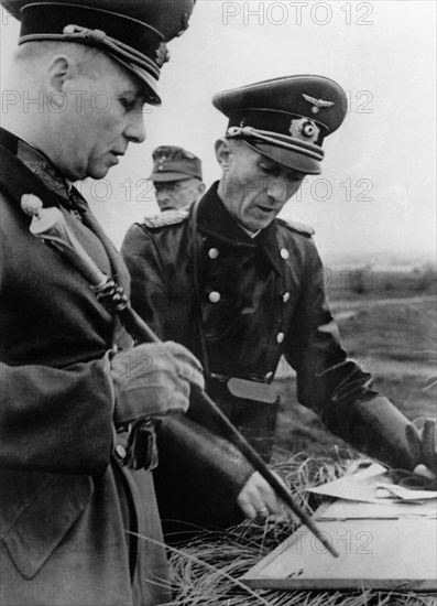 Rommel, Erwin - Officer, General Field Marshal, Germany *05.11.1891-14.10.1944+ Kommandeur Afrikakorps Feb.41-M??rz43 Kommandeur HG B Italien und Atlantik Juli43-Juli44 - Rommel (l) during a meeting at the atlantic banks - 1944 - Photographer: Presse-Illust