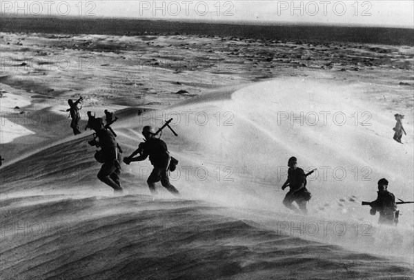 2.WW, North africa, war theater (Africa campaign) , german africa corps Feb.41-May43:
First offensive of Rommel: Advance into the Cyrenaika
German soldiers crossing the sand dunes at Mersa El Brega.
End of March 1941