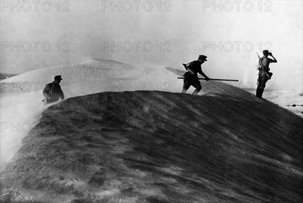 2.WW, North africa, war theater (Africa campaign) , german africa corps Feb.41-May43:
First offensive of Rommel: Advance into the Cyrenaika
German soldiers crossing the sand dunes at Mersa El Brega.
End of March 1941