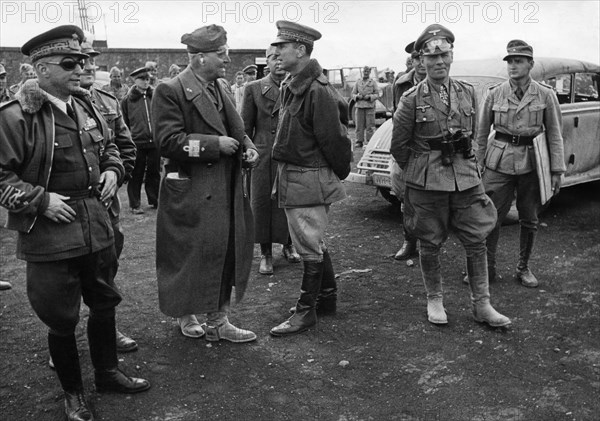 Rommel, Erwin - Generalfeldmarschall, D/ (2.v.r.)