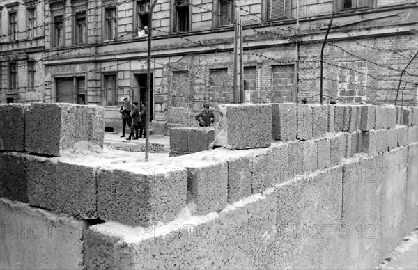 Construction du mur de Berlin, 1961