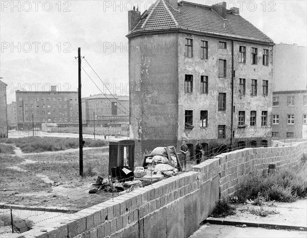 Construction du mur de Berlin, 1961