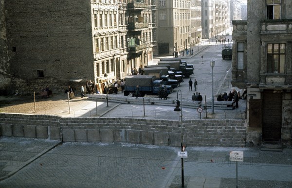 Construction du mur de Berlin, 1961