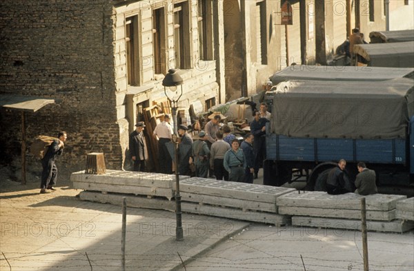 Construction du mur de Berlin, 1961