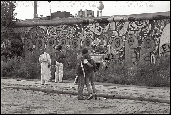 Germany, Berlin, 15.08.1987, Touristen at the Berlin wall in the street Waldemarstrasse in the district of Kreuzberg