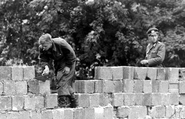 Construction du mur de Berlin, 1961