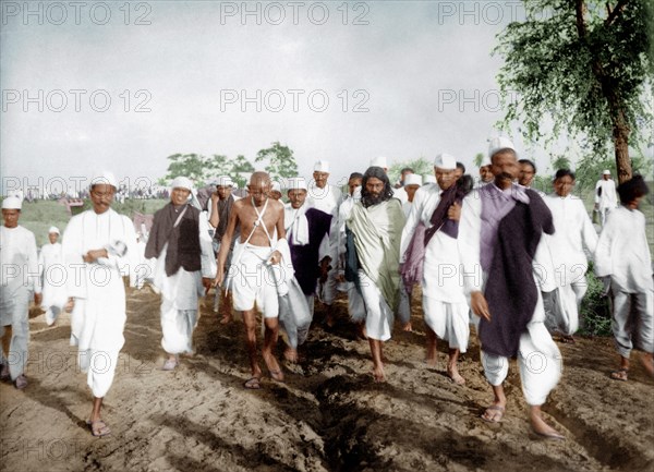 Mahatma Gandhi et ses partisans lors de la marche du sel