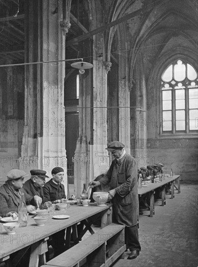 France Haute-Normandie Rouen: Dining hall for the unemployed in the old church of Rouen - 1929 - Photographer: Alfred Eisenstaedt - Vintage property of ullstein bild