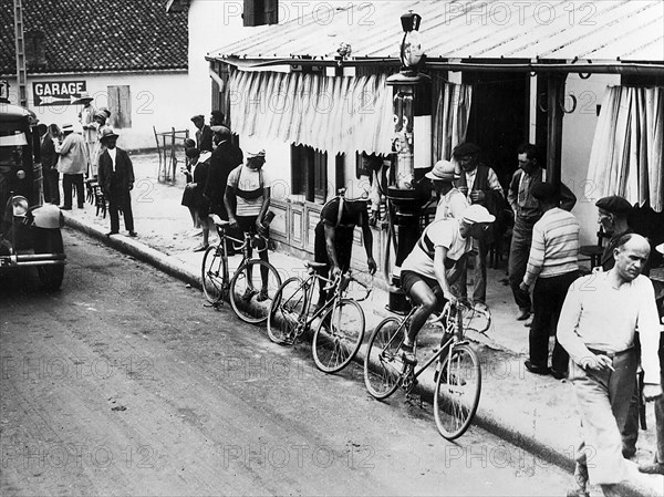 Radsport - Tour de France - Fahrer füllen unterwegs ihre Getränkeflaschen auf