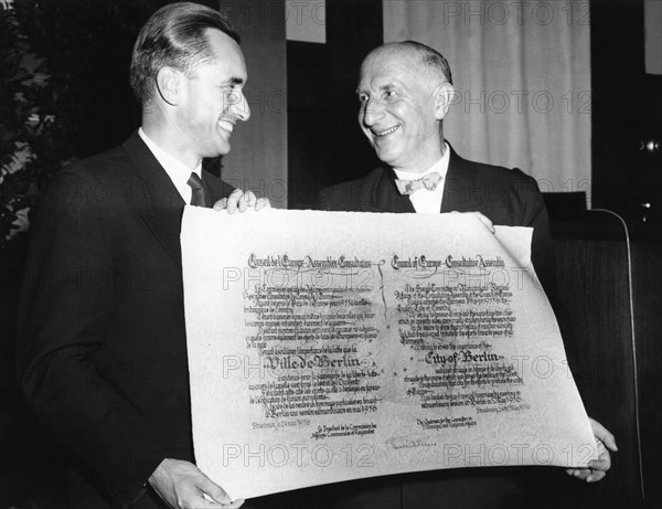 Otto Suhr, Politiker (SPD); D - J. Chaban-Delmas ueberreicht den Europapreis 1955 an die Stadt Berlin