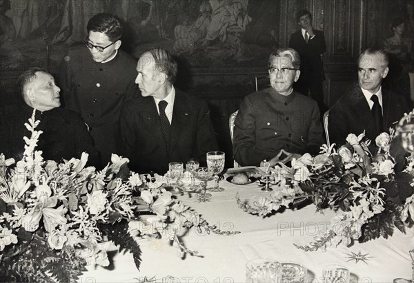 The Chinese leader Deng Xiaoping (left) to host in Paris. With President Valéry Giscard d'Estaing (center) and Foreign Minister Qiao Guanhua and Jacques Chaban-Delmas (Mayor of Bordeaux). Dinner at the Elysee Palace in Paris. 13th May 1975.  Photograph.