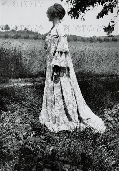 Emilie Floege in a house frock. Photography by Gustav Klimt, 1906.