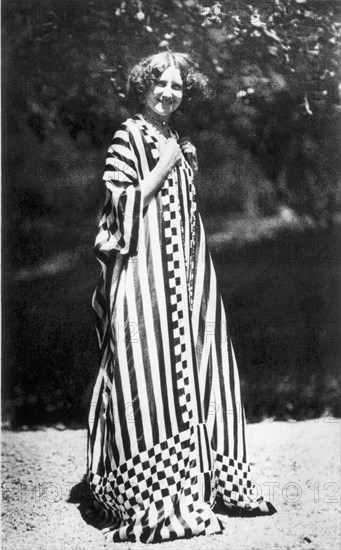 Emilie Flöge in a dress. About 1905/06.
