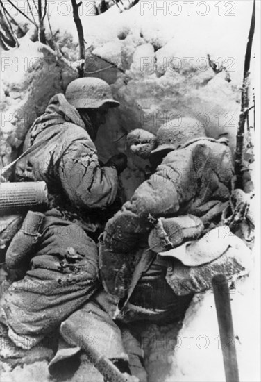 Soldats d'infanterie allemands près de Leningrad, 1943