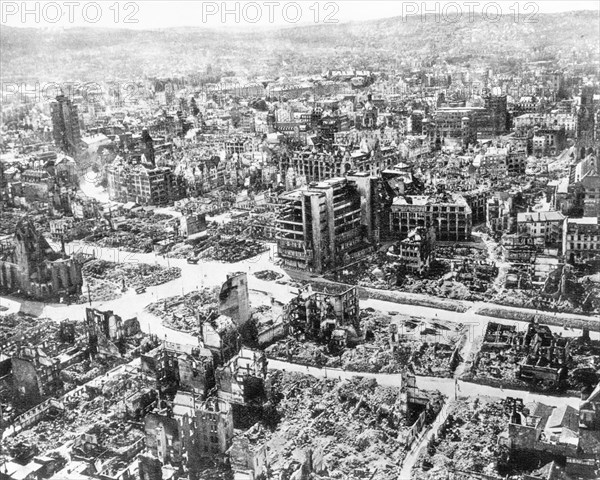 Stuttgart détruite par les bombardements, 1945