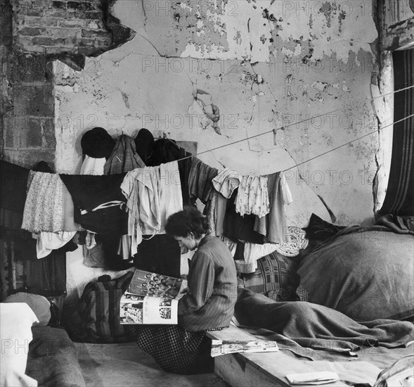 Réfugiés dans un centre d'accueil d'urgence, 1945