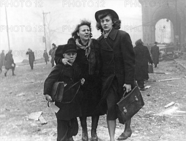 Réfugiés allemands à Berlin après un bombardement, 1945