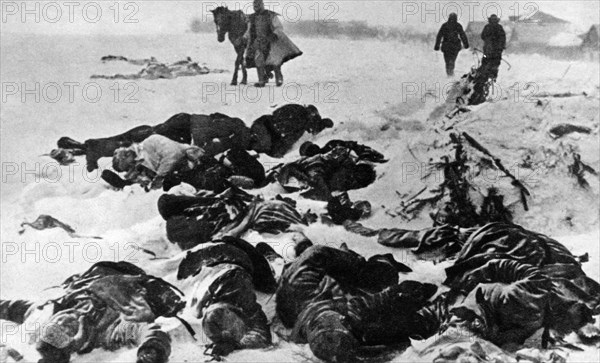 Soldats soviétiques et allemands morts sur un champ de bataille, 1943