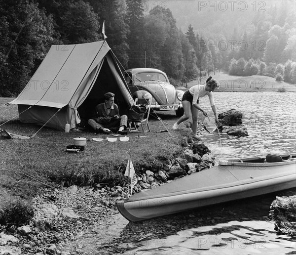 Jeune couple en camping, 1956