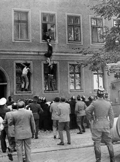 Frieda Schulze s'échappe par la fenêtre de son appartment, à Berlin, 1961