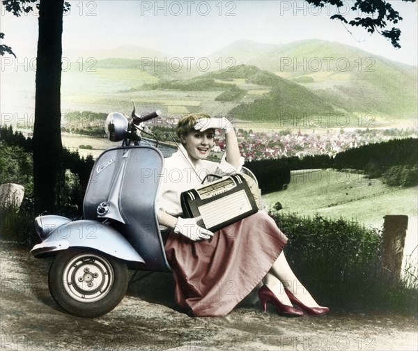 Jeune femme en scooter, 1956