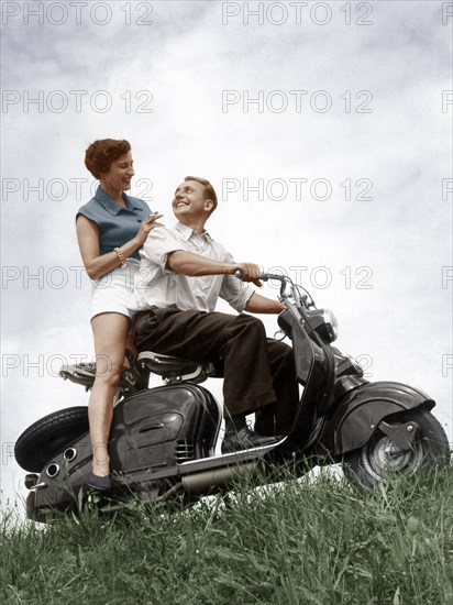 Jeune couple en scooter, 1954