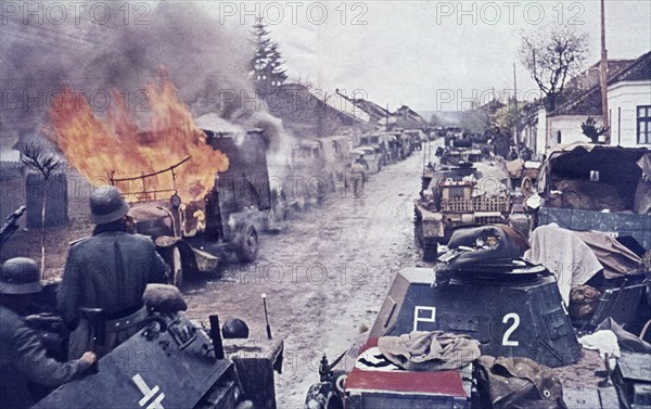 Convoi de chars allemands traversant une ville de Russie, 1941