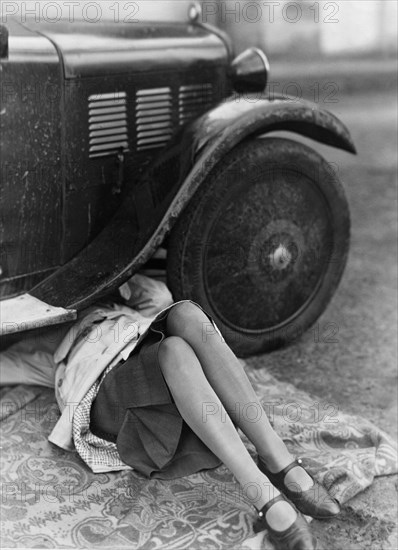 Jeune femme réparant sa voiture, 1932