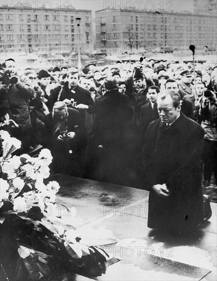 Willy Brandt devant le monument dédié aux victimes du soulèvement de Varsovie, 1970