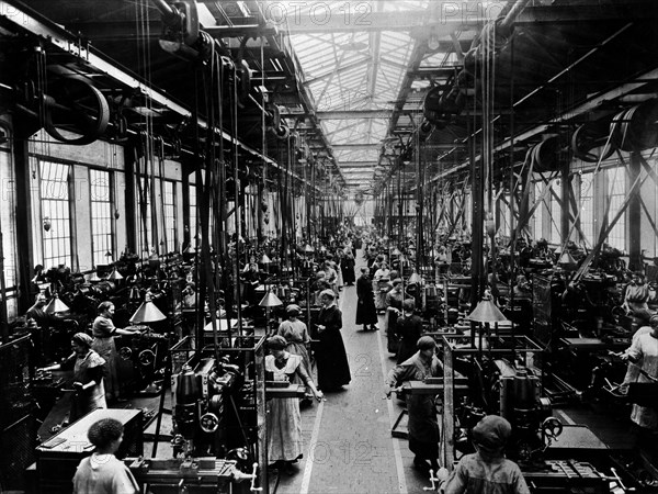 Femmes dans une usine d'armement, 1917