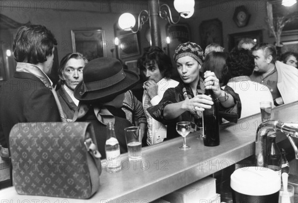 Schneider, Romy - Schauspielerin, am Tresen einer Bar in St. Tropez