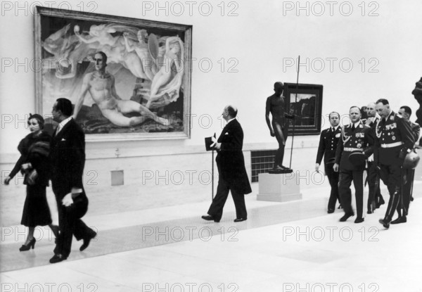 Première édition de la grande exposition d'art allemand ("Grosse Deutsche Kunstausstellung") à Munich, à la Maison de l'art allemand ('Haus der Kunst').