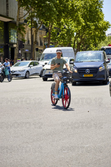 Vélos et voitures à Paris