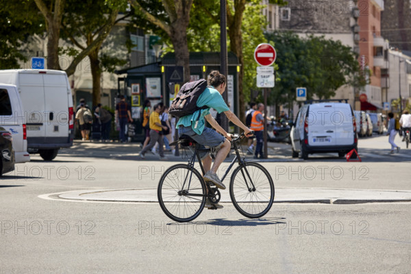 Vélos et voitures à Paris