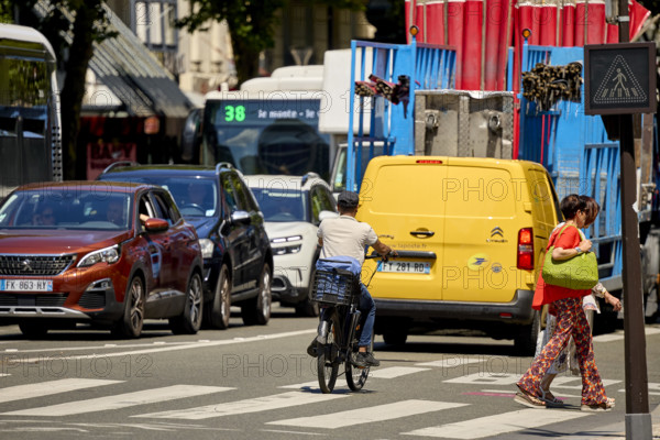 Vélos et voitures à Paris