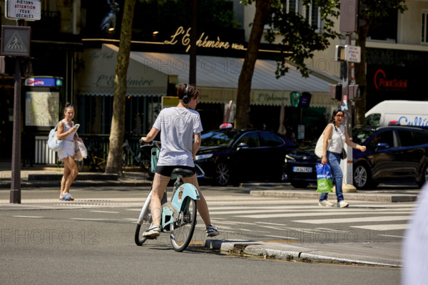 Vélos et voitures à Paris