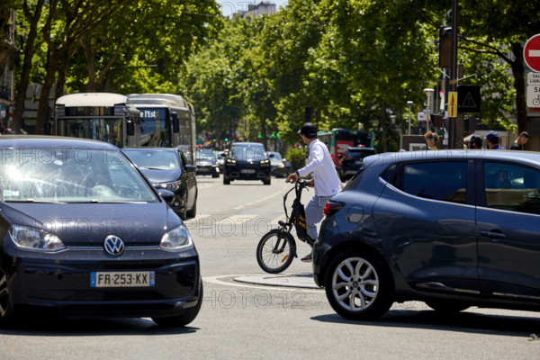 Vélos et voitures à Paris