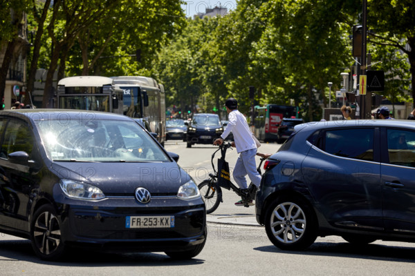 Vélos et voitures à Paris