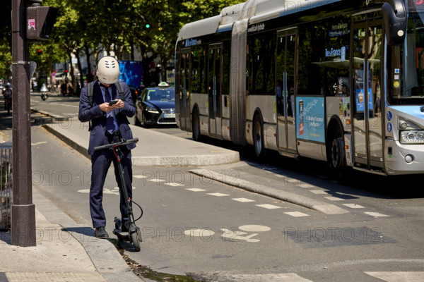 Vélos et voitures à Paris