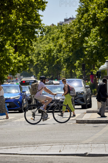 Vélos et voitures à Paris
