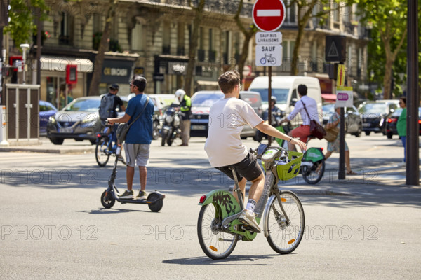 Vélos et voitures à Paris